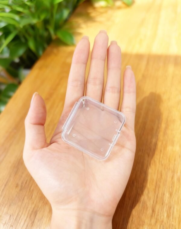 LJY 100 Pieces Square Mini Clear Plastic Storage Containers Box Case with Lids for Small Items and Other Craft Projects (1.77x1.77x0.8 inch, Transparent)