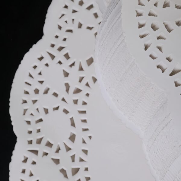 LJY 100 Pieces White Lace Round Paper Doilies, 10.5 Inch, Raw Wood Pulp, Cake Packaging Pads, Wedding Tableware Decoration